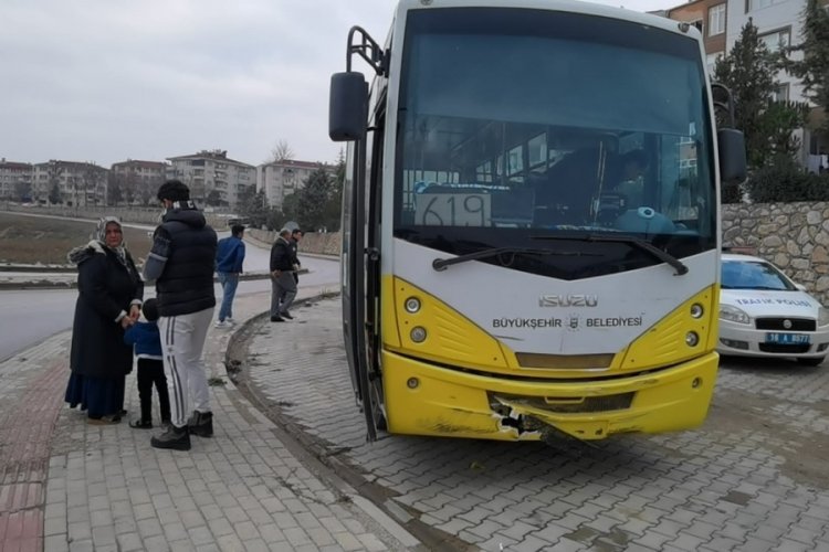 Bursa'da halk otob&uuml;s&uuml; ile motosiklet &ccedil;arpıştı: 1 kişi ağır yaralı