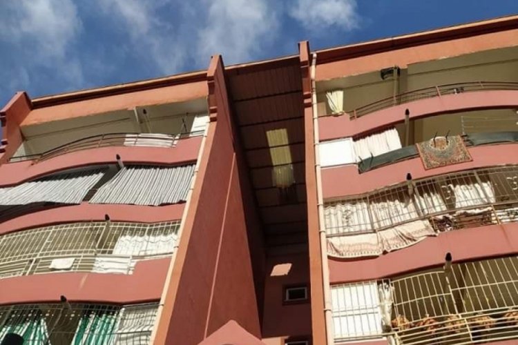 Hatay'da iş&ccedil;i 6 katlı apartmanın &ccedil;atısından d&uuml;şt&uuml;