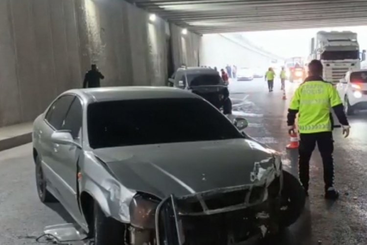 Kahramanmaraş'ta 5 ara&ccedil;lı trafik kazasında t&uuml;nelin beton blokları devrildi