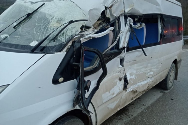 Sinop'ta yolcu minib&uuml;s&uuml; ile kamyon &ccedil;arpıştı: &Ccedil;ok sayıda yaralı var