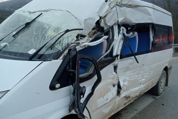 Sinop'ta yolcu minib&uuml;s&uuml; ile kamyon &ccedil;arpıştı: 5 yaralı