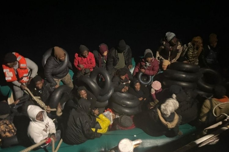 İzmir a&ccedil;ıklarında 101 g&ouml;&ccedil;men kurtarıldı