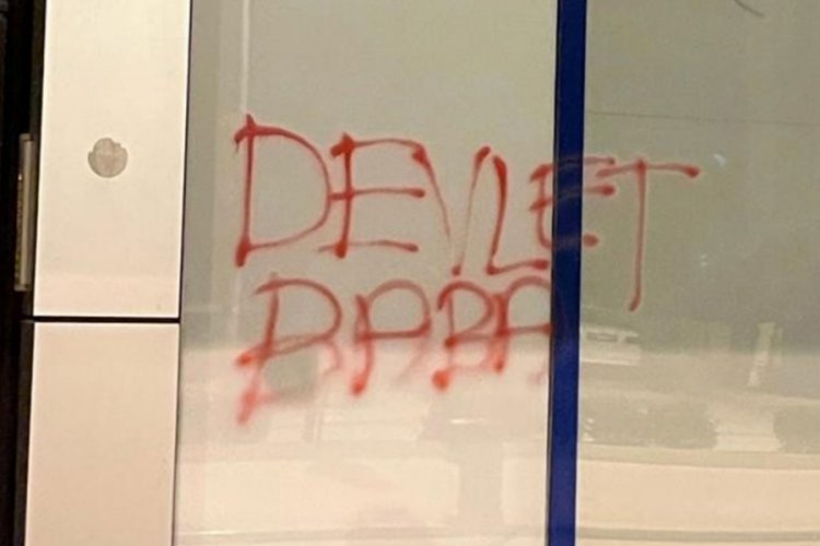 Antalya'da zincir marketin camına "devlet baba" yazdılar