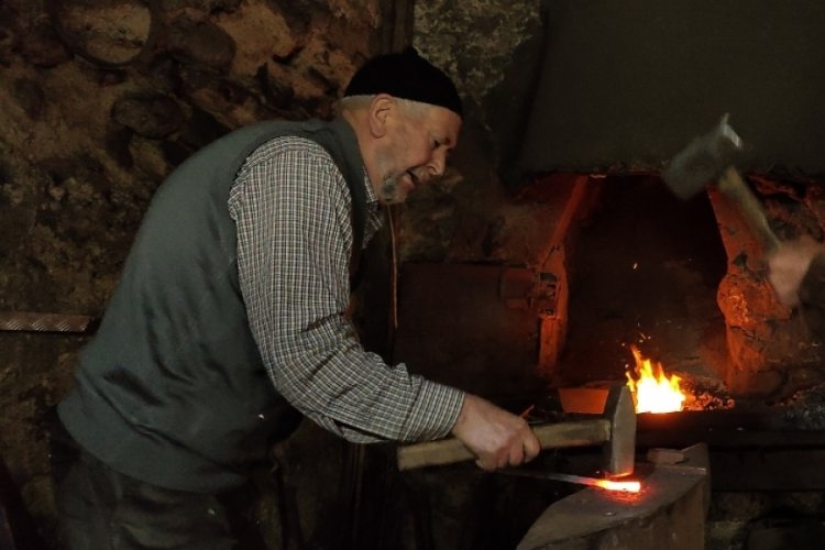 Bursa'da 60 yıldır her g&uuml;n 10 saat demir d&ouml;v&uuml;yor