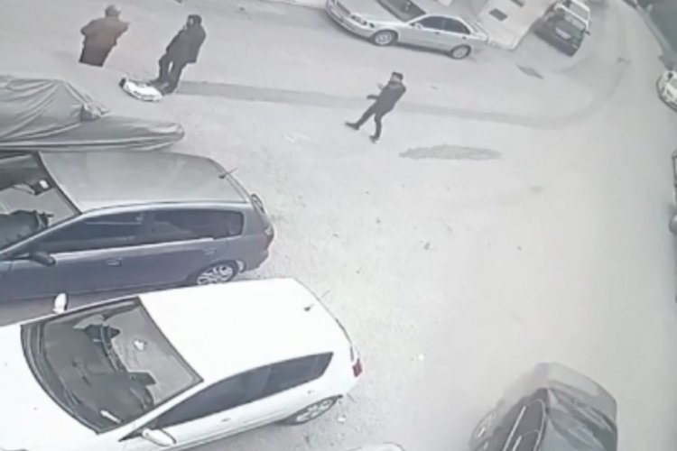 Bursa'da otomobil park halindeki otomobile &ccedil;arptı