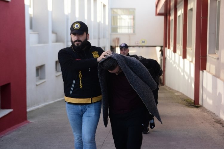 Adana'da dolandırıcılıktan tutuklanan şahıs "Dolandırılmayın" diye deme&ccedil; vermiş