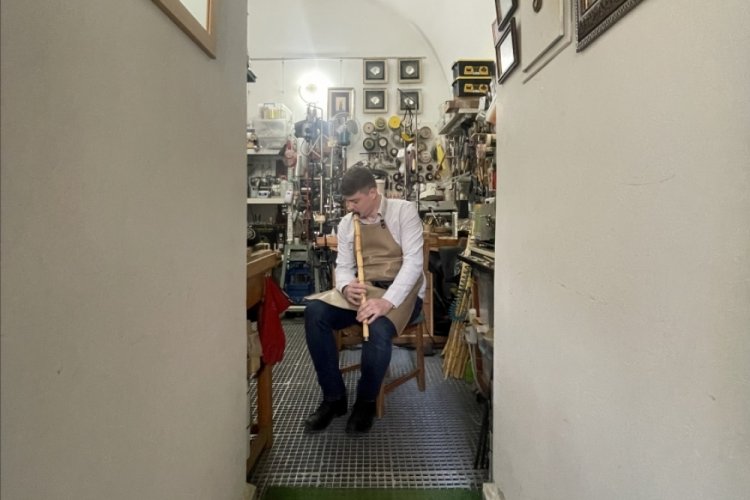 Bursalı ney ustası 10 metrekarelik at&ouml;lyesinden d&uuml;nyaya a&ccedil;ılıyor