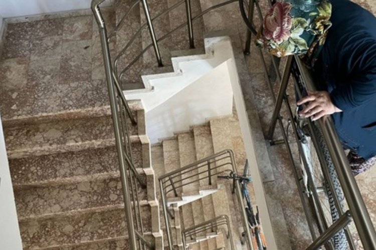 Diyarbakır'da merdiven boşluğuna d&uuml;şen &ccedil;ocuk hayatını kaybetti