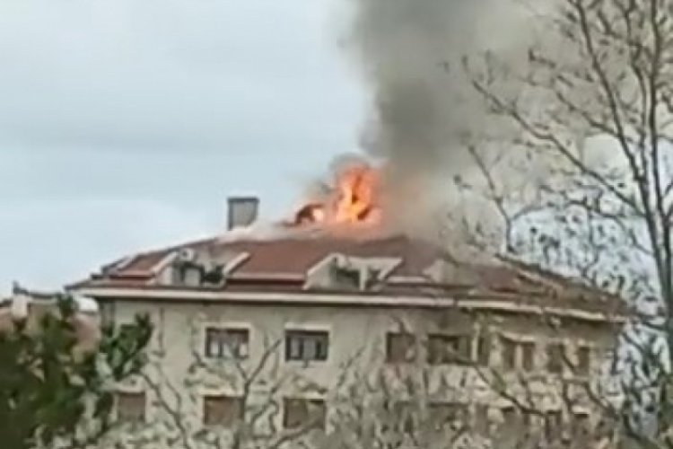 İstanbul'da apartman &ccedil;atısında yangın