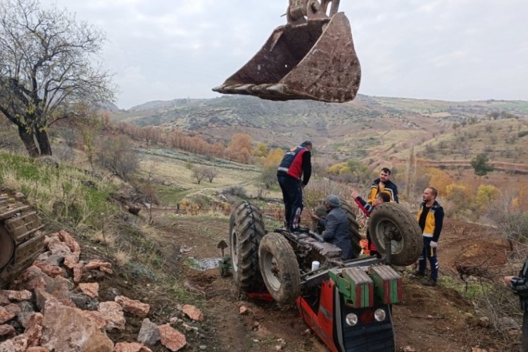 Trakt&ouml;r&uuml;n altında kalan yaşlı adam hayatını kaybetti