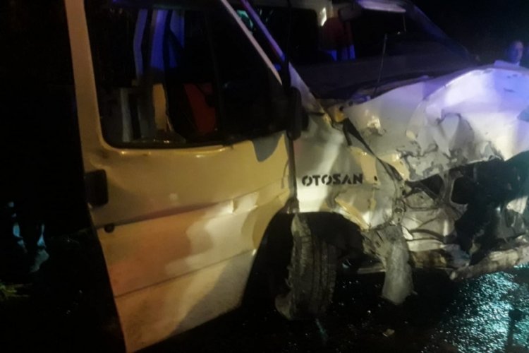 Aydın'da otomobil ve kamyonet kafa kafaya &ccedil;arpıştı: Yaralılar var