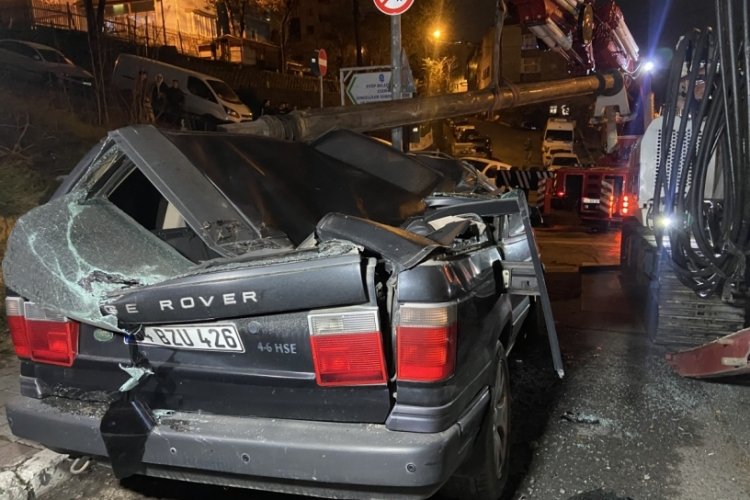 İstanbul Ey&uuml;psultan'da iş makinesi park halindeki cipin &uuml;zerine devrildi