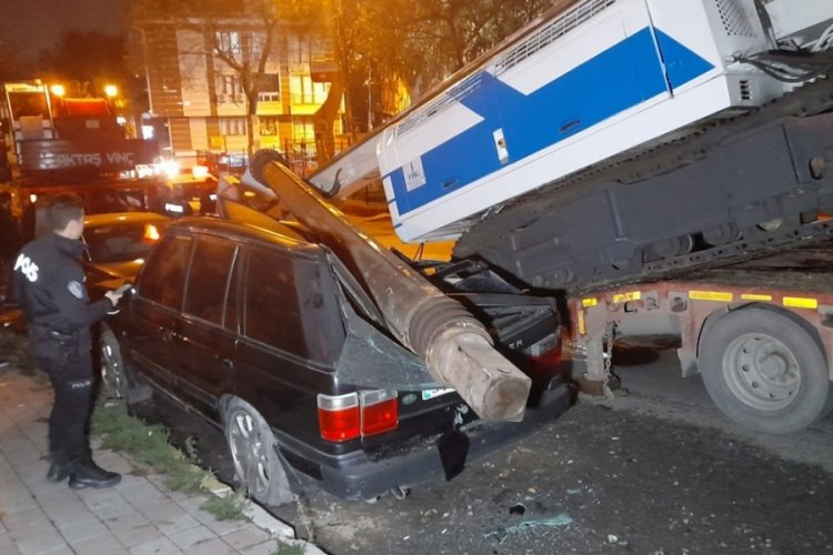 İstanbul'da demir par&ccedil;ası cipin &uuml;zerine devrildi