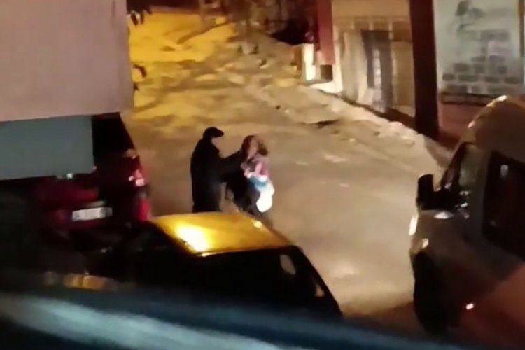 İstanbul'un g&ouml;beğinde kadına şiddet!