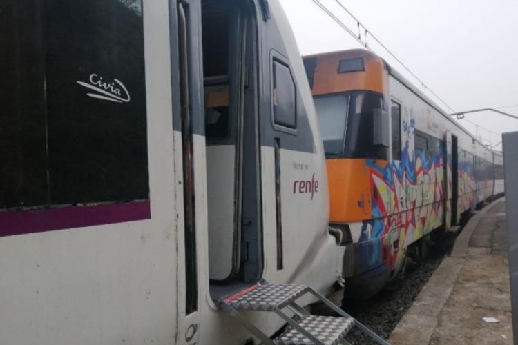 İspanya'da iki tren &ccedil;arpıştı