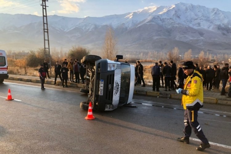 Van'da okul servisi devrildi: 11 &ouml;ğrenci yaralı