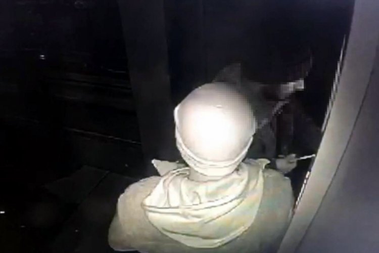 İstanbul'da  ATM'nin para haznesini kırarak para &ccedil;alan hırsızlar yakalandı