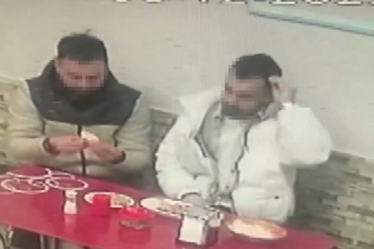 Para &ouml;dememek i&ccedil;in sa&ccedil;ını koparıp yemeğe koydu