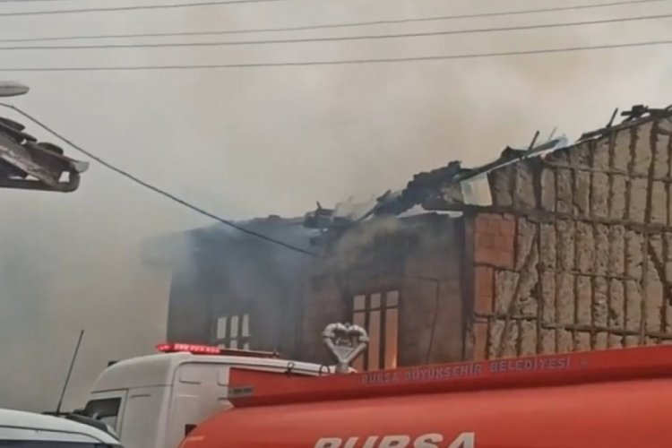 Bursa'da bir ev alev alev yandı