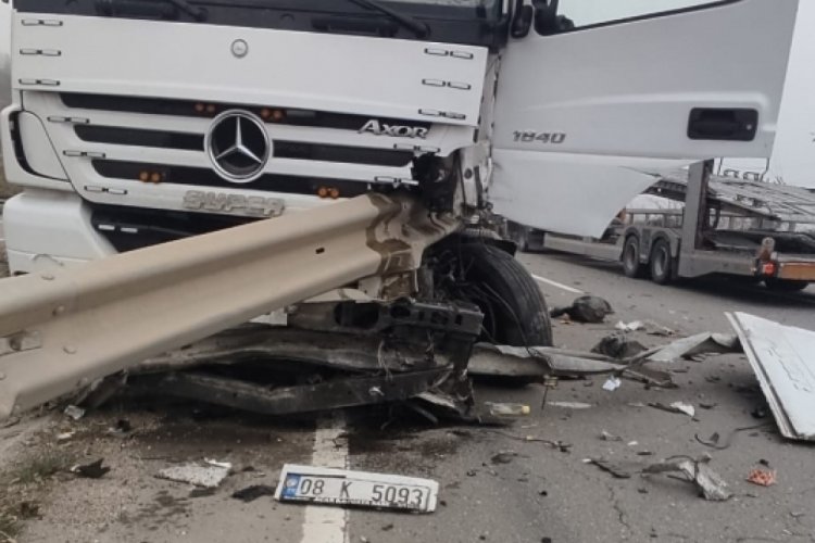 Bilecik'te tır bariyerlere &ccedil;arptı