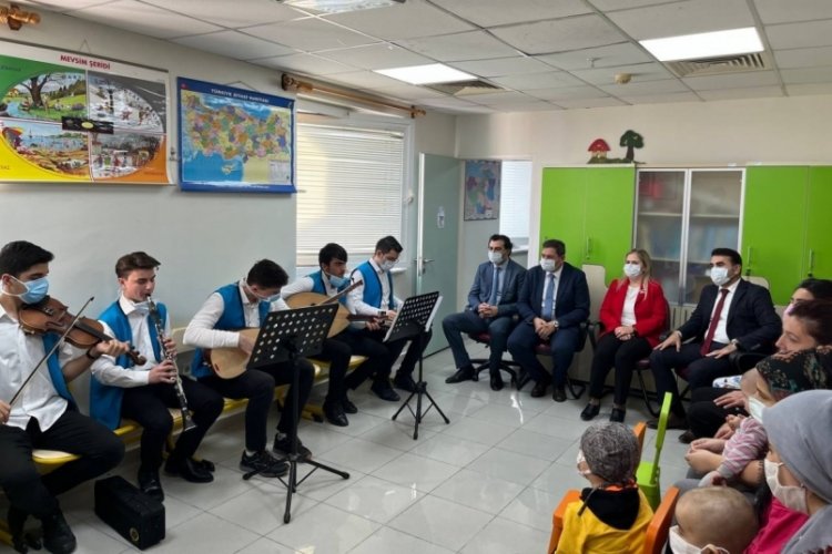 Bursa'da &ouml;ğrencilerinden hastanede yatan &ccedil;ocuklara m&uuml;zik dinletisi