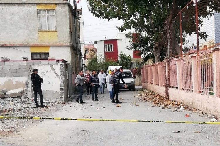 Mersin'de t&uuml;fekle rastgele ateş a&ccedil;an kişiye m&uuml;dahale eden 4 polis yaralandı