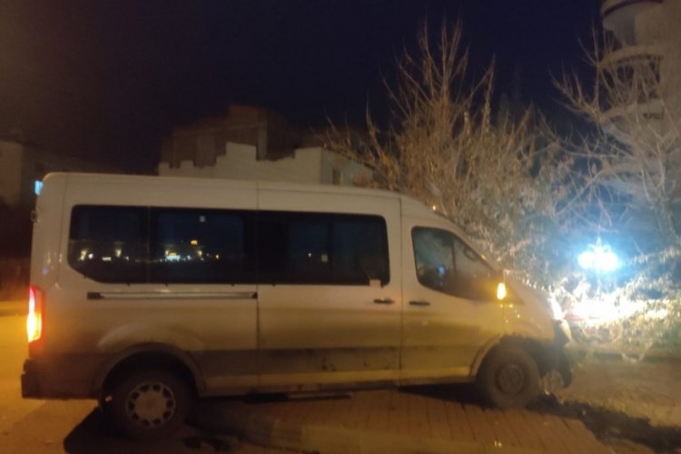 Adıyaman'da minib&uuml;s ile hafif ticari ara&ccedil; &ccedil;arpıştı