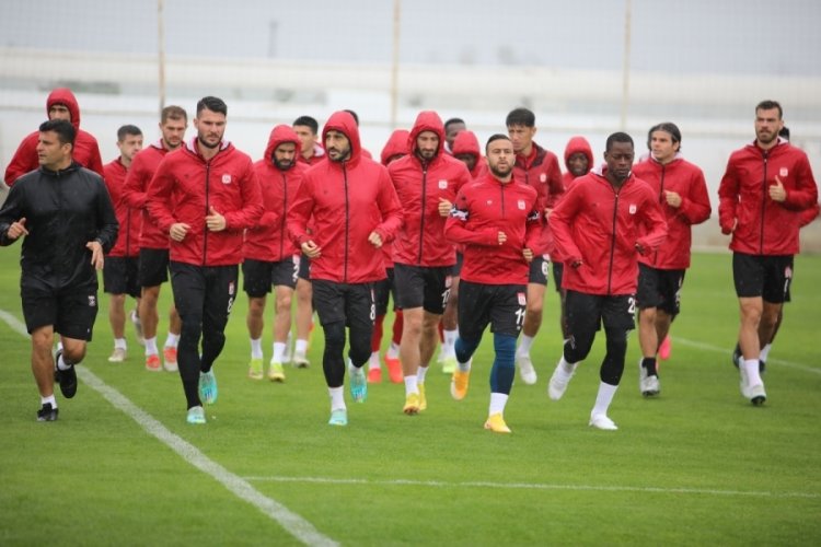 Sivasspor, Antalya'da hazırlıklarını s&uuml;rd&uuml;rd&uuml;