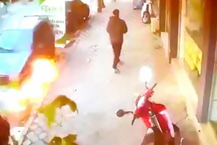 Manisa'da park halindeki otomobil alev aldı!