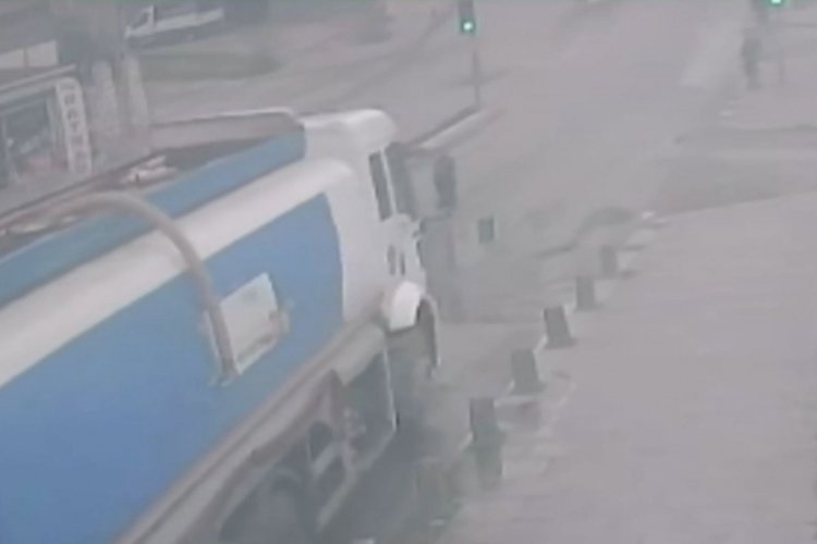 İstanbul'da su tankerinin &ccedil;arptığı motosikletli hayatını kaybetti