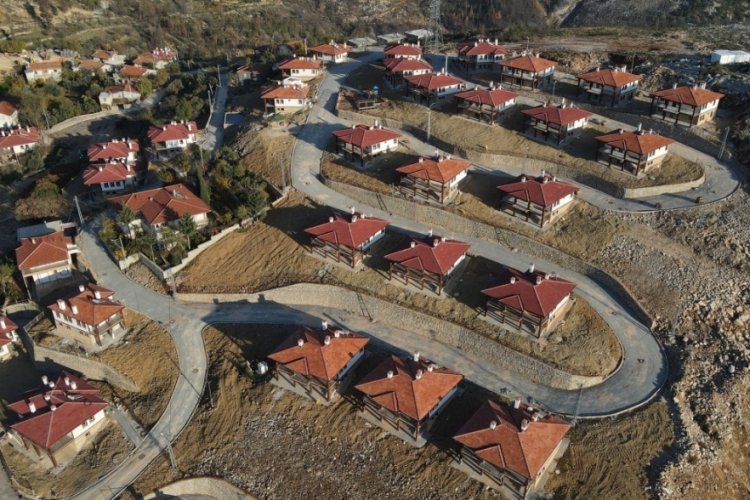 Antalya yangınında zarar g&ouml;ren 64 evin yapımını tamamladı