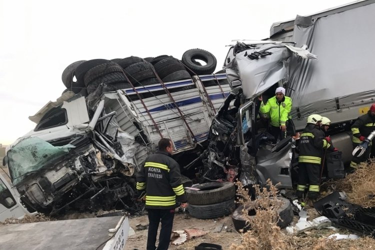 Konya'da tır ile kamyonun karıştığı kazada 2 kişi &ouml;ld&uuml;