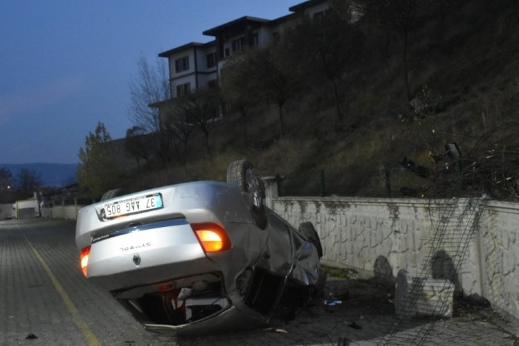 Kastamonu Tosya'da otomobil 150 metre y&uuml;kseklikten pazar yerine d&uuml;şt&uuml;