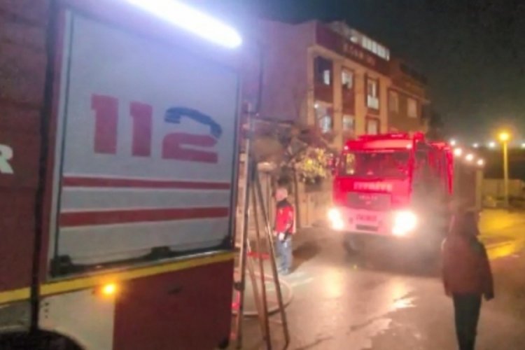 Kocaeli'nde yanan gecekondu k&uuml;le d&ouml;nd&uuml;