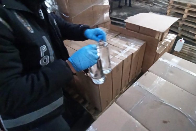 Balıkesir G&ouml;nen'de binlerce litre sahte alkol ele ge&ccedil;irildi