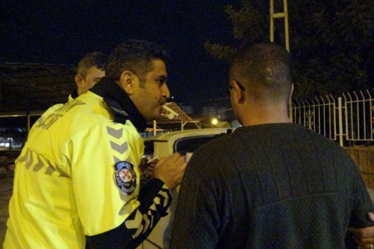 Adana'da polisinin alkoll&uuml; s&uuml;r&uuml;c&uuml;yle imtihanı