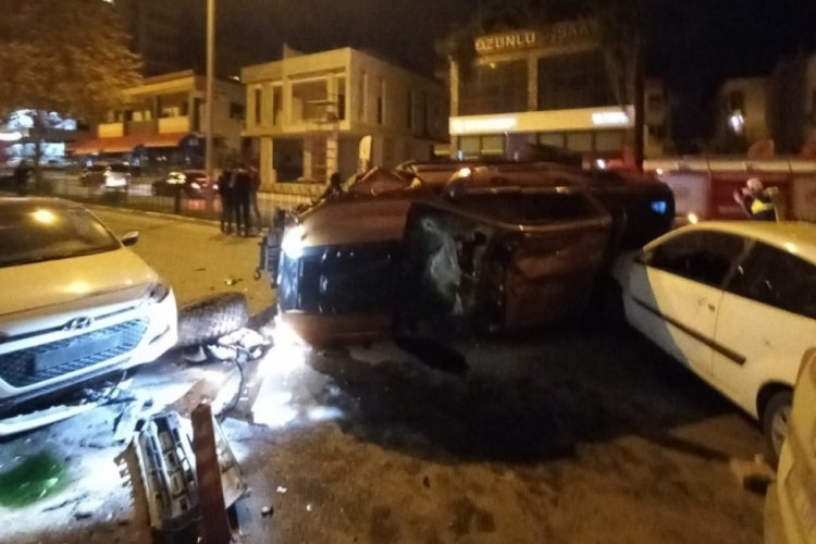 Mersin'de bir s&uuml;r&uuml;c&uuml; kamyonet ile 6 otomobile &ccedil;arptı