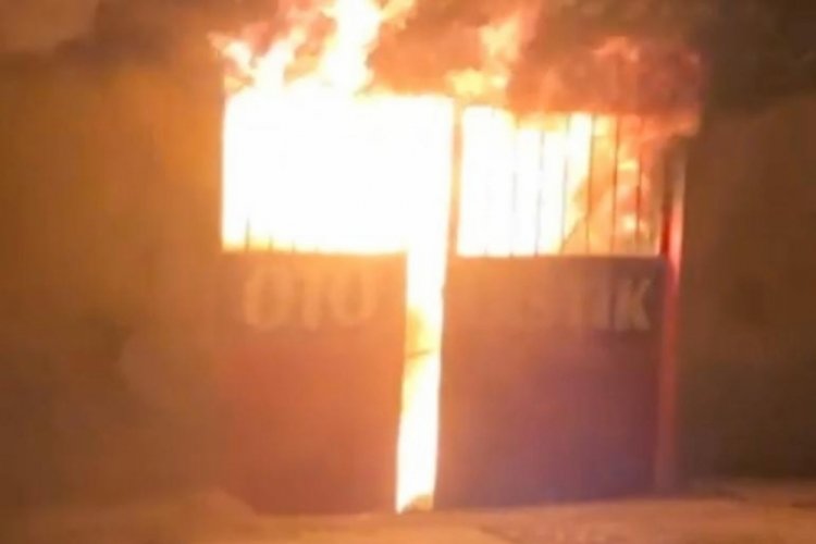 Ankara'da yan yana bulunan 3 d&uuml;kkan yandı
