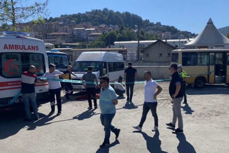 &Ouml;n&uuml;ne oturup dinlendiği dolmuşun altında kalarak &ouml;ld&uuml;