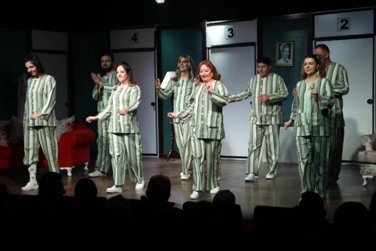 Bursa'da İnegöllüler "Deliler Evi" ile kahkahaya boğuldu 