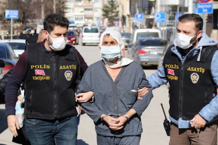 Eskişehir'de eşini ve kızını bı&ccedil;aklayan sanığın akıl sağlığının araştırılmasını istendi