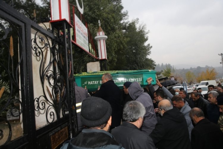 Kocaeli'nde evinde &ouml;l&uuml; bulunan gencin cenazesi defnedildi