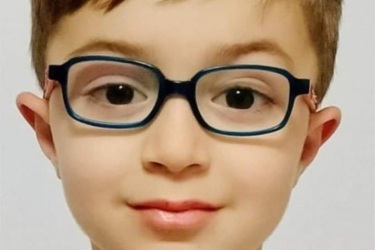 &Uuml;zerine kale direği d&uuml;şen 8 yaşındaki &ccedil;ocuk yaşam m&uuml;cadelesi veriyor