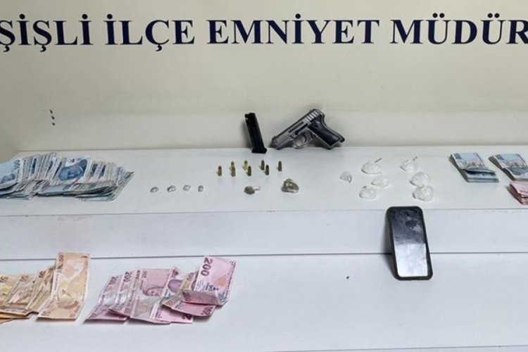 Durdurulan ş&uuml;pheli taksiden uyuşturucu &ccedil;ıktı