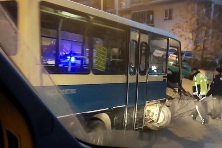 Ankara'da minib&uuml;s istinat duvarına &ccedil;arptı