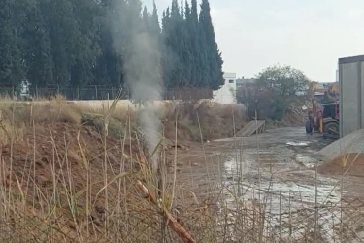 İzmir'de delinen doğalgaz borusu b&uuml;y&uuml;k panik yarattı