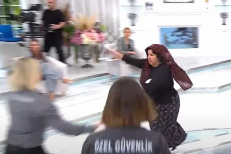 Esra Erol'da canlı yayında sinirlenen anne, kızını terlikle st&uuml;dyoda kovaladı