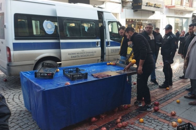 Edirne'de zabıta ile tartışan seyyar satıcı, tezgahındaki meyveleri yere sa&ccedil;tı