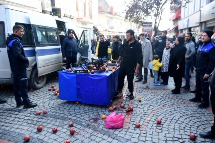 Edirne'de zabıta ekiplerine &ouml;fkelenen seyyar satıcı &uuml;r&uuml;nlerini dağıttı