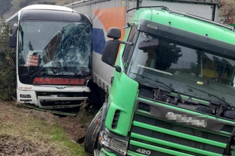 Aydın'da TIR, yolcu otob&uuml;s&uuml;ne &ccedil;arptı: 4 yaralı